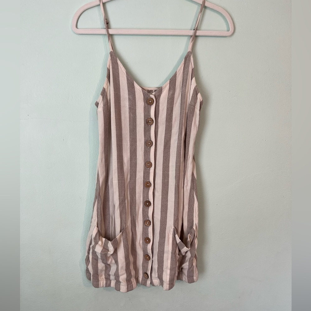 Great for summer time and very neutral, could be dressed up or down.